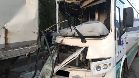 В Воронеже автобус врезался в фуру: пострадали около 10 человек