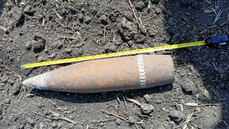 В Воронежской области в поле обнаружили снаряд калибра 105 мм