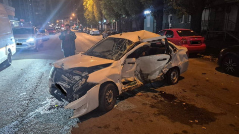 В Воронеже Mercedes протаранил 3 автомобиля: пострадали 3 человека