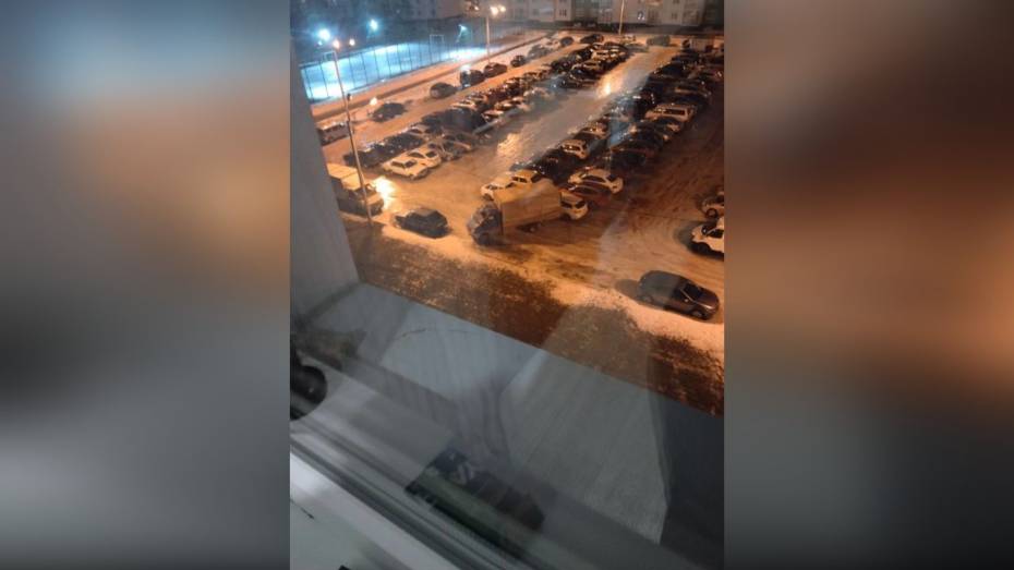 Ураганный ветер сдул грузовую «Газель» на парковке ЖК в Воронеже