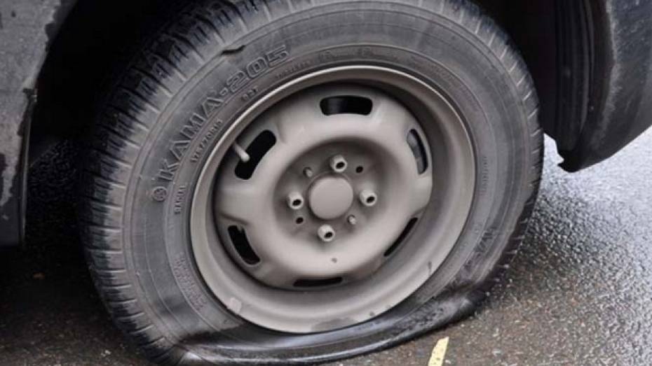 Житель Верхнемамонского района изрезал колеса чужого автомобиля