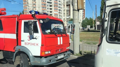 В Воронеже на улице Космонавтов загорелась маршрутка 