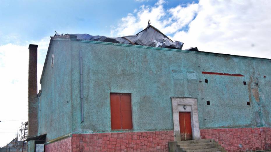 В семилукском селе шквалистый ветер сорвал крышу с Дома культуры