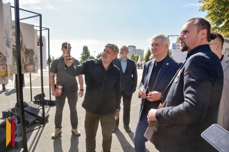 А.В.Гусев изучает современное искусство