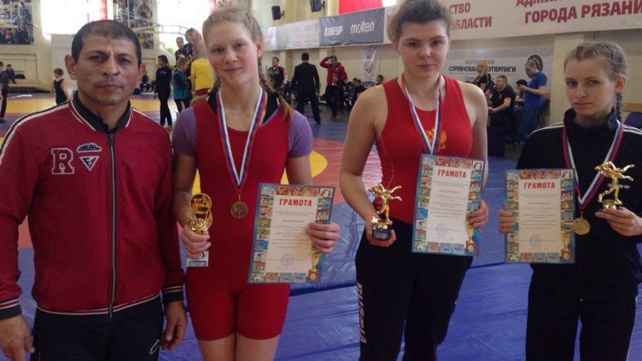 Аннинские спортсменки выиграли «золото» на турнире по вольной борьбе в Рязани