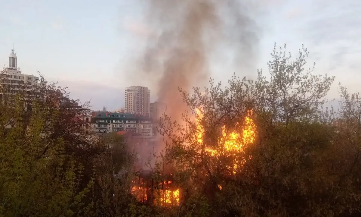 В Воронеже загорелся частный дом рядом с БЦ «Форум» (видео)