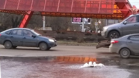 В Воронеже дорогу на памятнике Славы залило водой из-за прорыва трубопровода