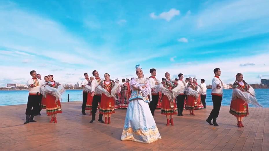 Воронежский хор имени Массалитинова исполнил песню «Матушка» на Петровской набережной