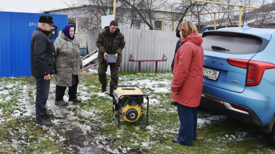 Пенсионеры из Репьевского района передали электрогенератор участникам спецоперации