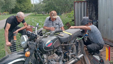Острогожские волонтеры восстановили мотоцикл и 2 внедорожника для бойцов СВО