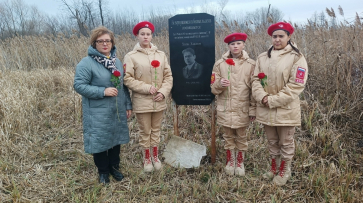 В Бобровском районе школьники почтили память летчика ВОВ Хасана Ханипова