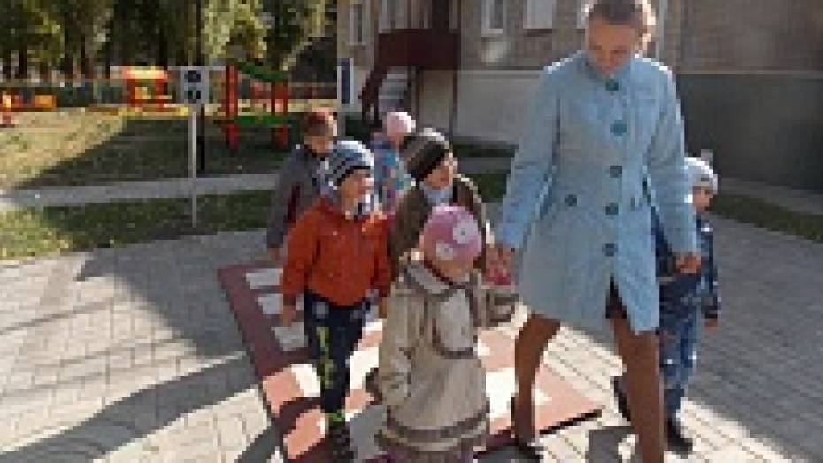 В репьевских детских садах устанавливают площадки для юных пешеходов