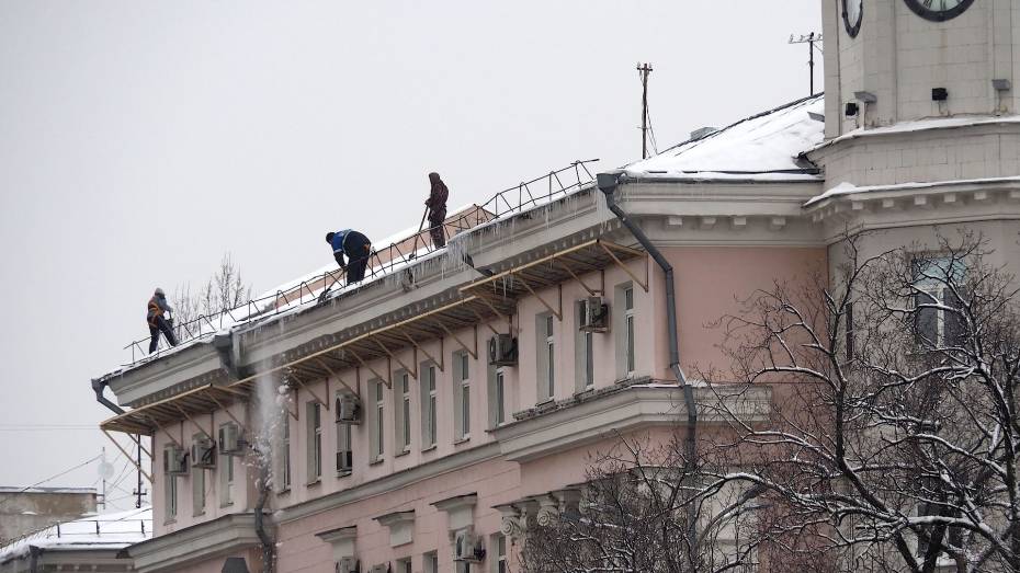 Крыши 2 тыс домов в Воронеже могут представлять опасность из-за схода снега и льда