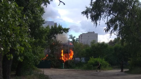 На бывшем рынке «Южный» в Воронеже сгорел заброшенный ангар