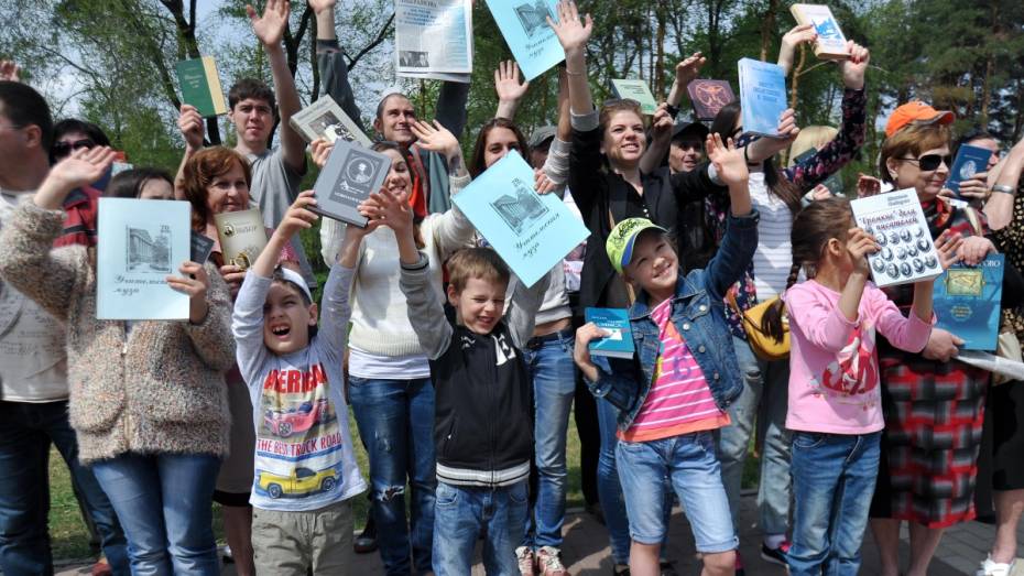 Воронежцы передали библиотеке парка «Алые паруса» более 130 книг