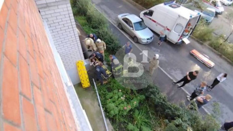 Выпавшая из окна высотки в Воронеже 18-летняя девушка попала в реанимацию