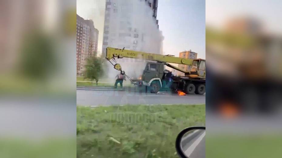 Автокран загорелся на дороге в воронежском микрорайоне Шилово