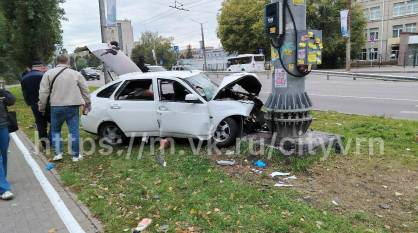 В Воронеже на улице Ворошилова легковой автомобиль влетел в столб
