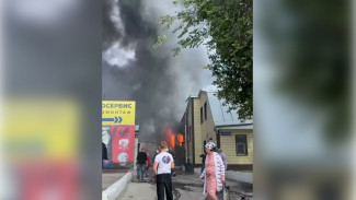 Склад со стройматериалами сгорел на Новосибирской улице в Воронеже: видео