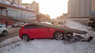 На улице Шишкова «Ауди» снесла столб