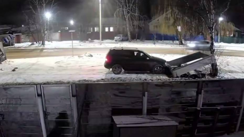 В Воронеже автомобиль снес остановку и скрылся с места ДТП