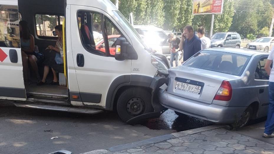 В Воронеже 3 пассажира маршрутки попали в больницу после массового ДТП