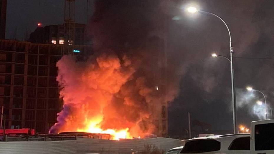 Пожар на стройке в Шилово сняли на видео в Воронеже