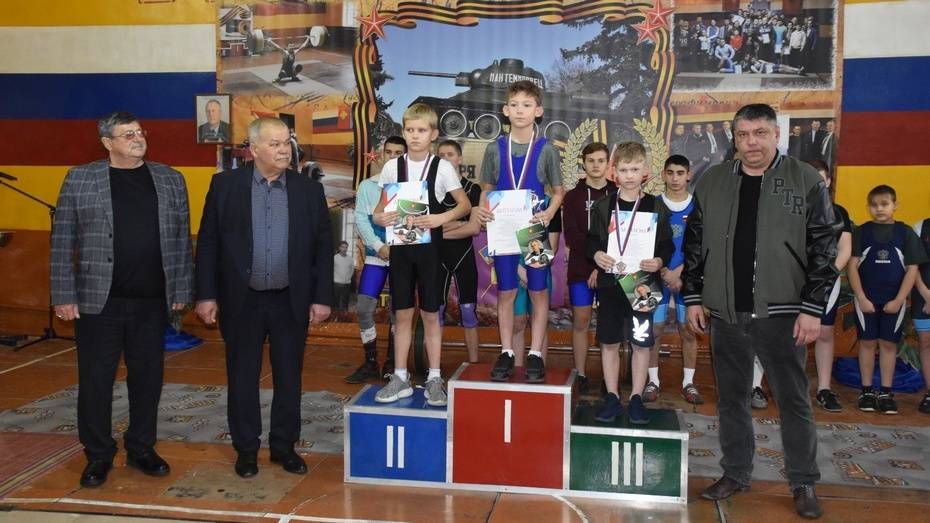 Кантемировцы завоевали три «золота» межрайонного турнира по тяжелой атлетике