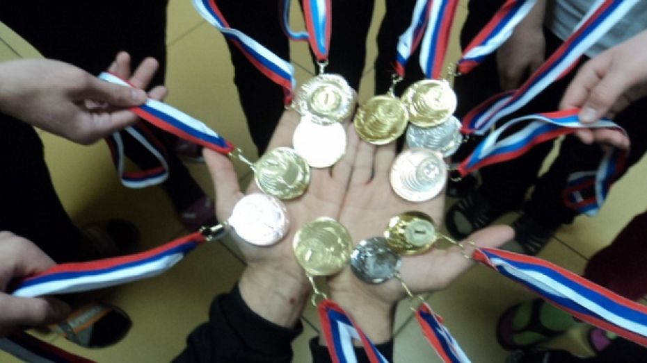 Хохольские школьники завоевали 12 медалей на областных соревнованиях по плаванию