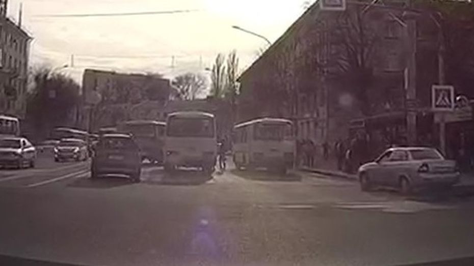 В Воронеже оштрафовали водителя ПАЗа за посадку пассажиров во 2 ряду 