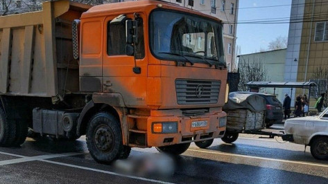 В больнице умерла старушка, которую сбил большегруз в центре Воронежа