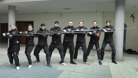 «Приходят, как в спортзал». Кто и зачем занимается историческим фехтованием в Воронеже