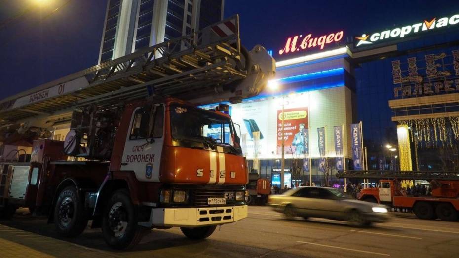 Число пострадавших при пожаре в воронежском ТЦ «Галерея Чижова» выросло до двух