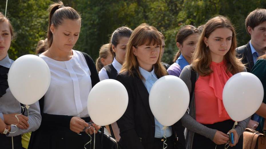Каширские школьники выпустили в небо белые шары в память о погибших в Беслане