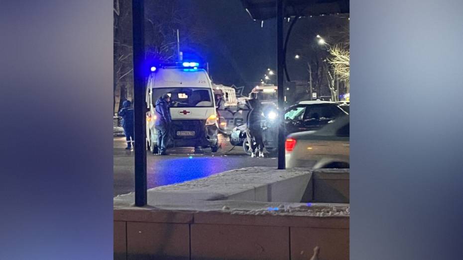 В Воронеже на улице Волгоградской скорая помощь попала в ДТП