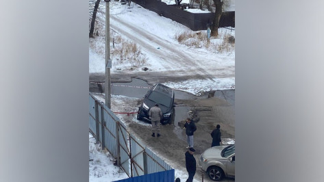 Еще один автомобиль ушел под землю в Левобережном районе Воронежа