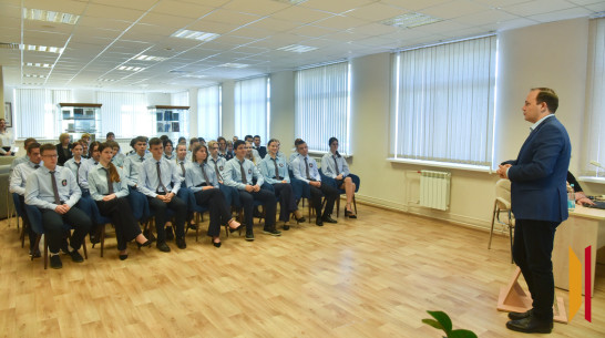 Урок с министром: Денис Волков рассказал воронежским школьникам, как работают нейросети