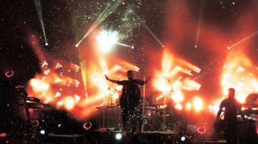 В Воронеже солист Tokio Hotel надел любимые костюмы Киркорова и Верки Сердючки