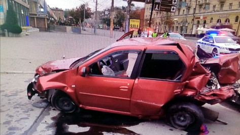 Лишенный прав водитель фургона ранним утром устроил 2 аварии в центре Воронежа