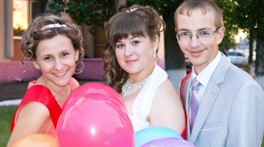 В Лисках медалистам 2013 года вручили именные статуэтки