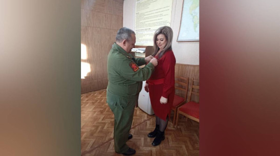В Таловском районе волонтеру – супруге участника спецоперации вручили медаль «За содействие СВО»