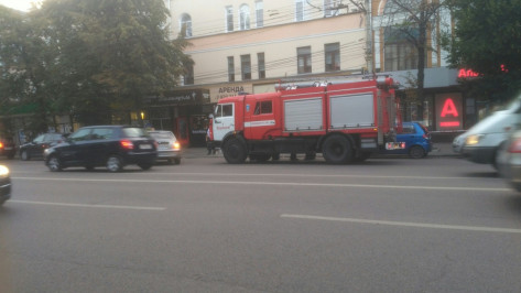 Сотрудников воронежского банка эвакуировали из-за женской сумки