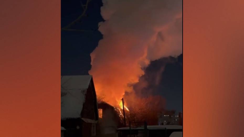 В Воронеже на улице Ивана Туркенича загорелся частный дом: видео