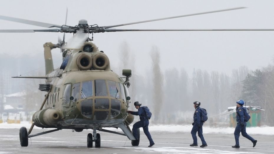 На учениях в Воронеже военные летчики катапультировались, пускали солнечных зайчиков и ели карамель