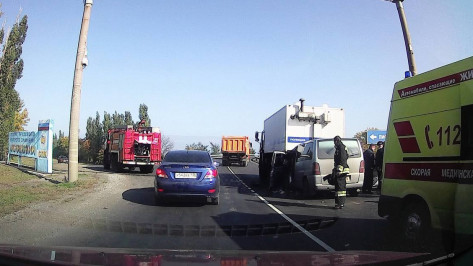 Mercedes влетел в полицейский автозак в Воронежской области