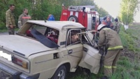 В Воронежской области при опрокидывании «ВАЗа» погиб водитель и ранен пассажир