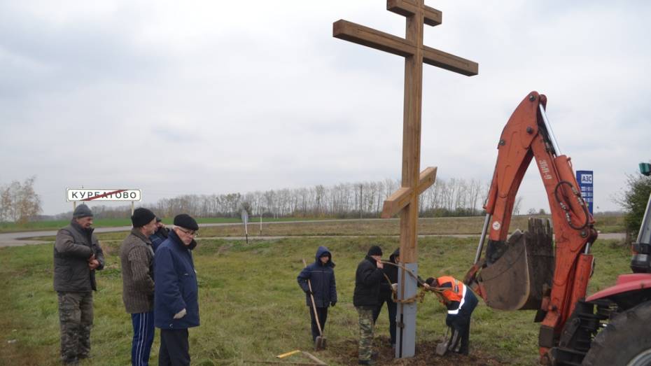В нижнедевицком поселке Курбатово установили поклонный крест