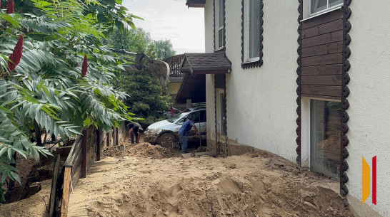 «Окна и дверь засыпало песком»: жительница воронежского села Ямное рассказала о последствиях ночного ливня
