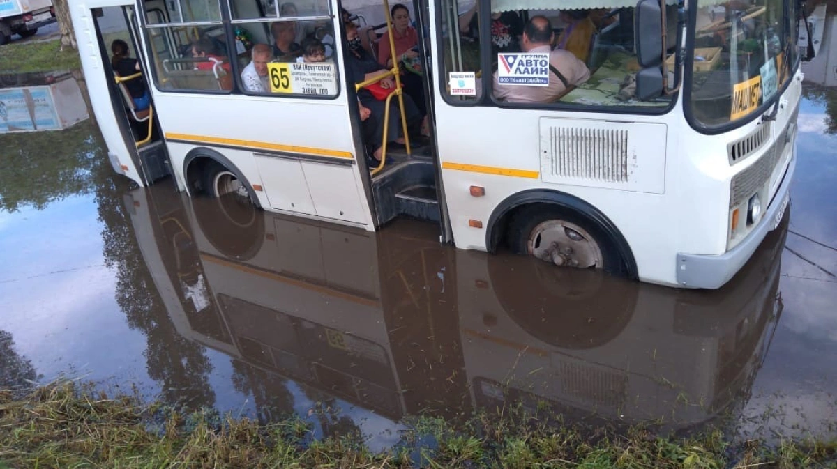 Утонул автобус барнаул. Ужасный автобус. Автобус лужа. Автобус потоп. Автобус утонул.