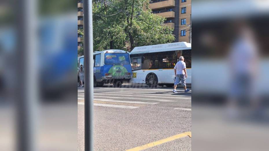 Два автобуса столкнулись на улице 9 Января в Воронеже